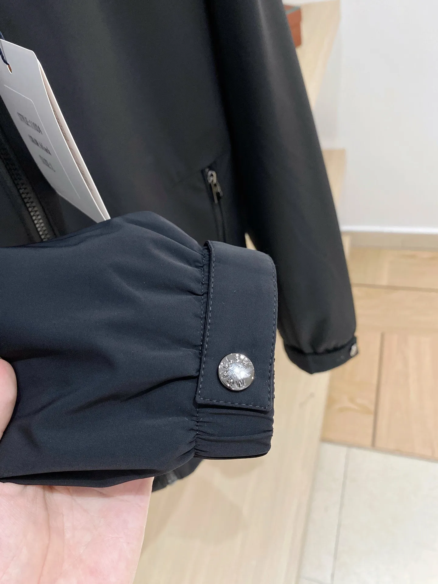 Moncler ： ， ， 。 ， ， ， 、 。 ： ， ， 、 。 Breathable， ， ， 。 ： ， ； ， ， 。 ， ， 。 ：Navy Blue、Khaki、Black ， ， 、 、 ， 。 Sizes：M-4XL